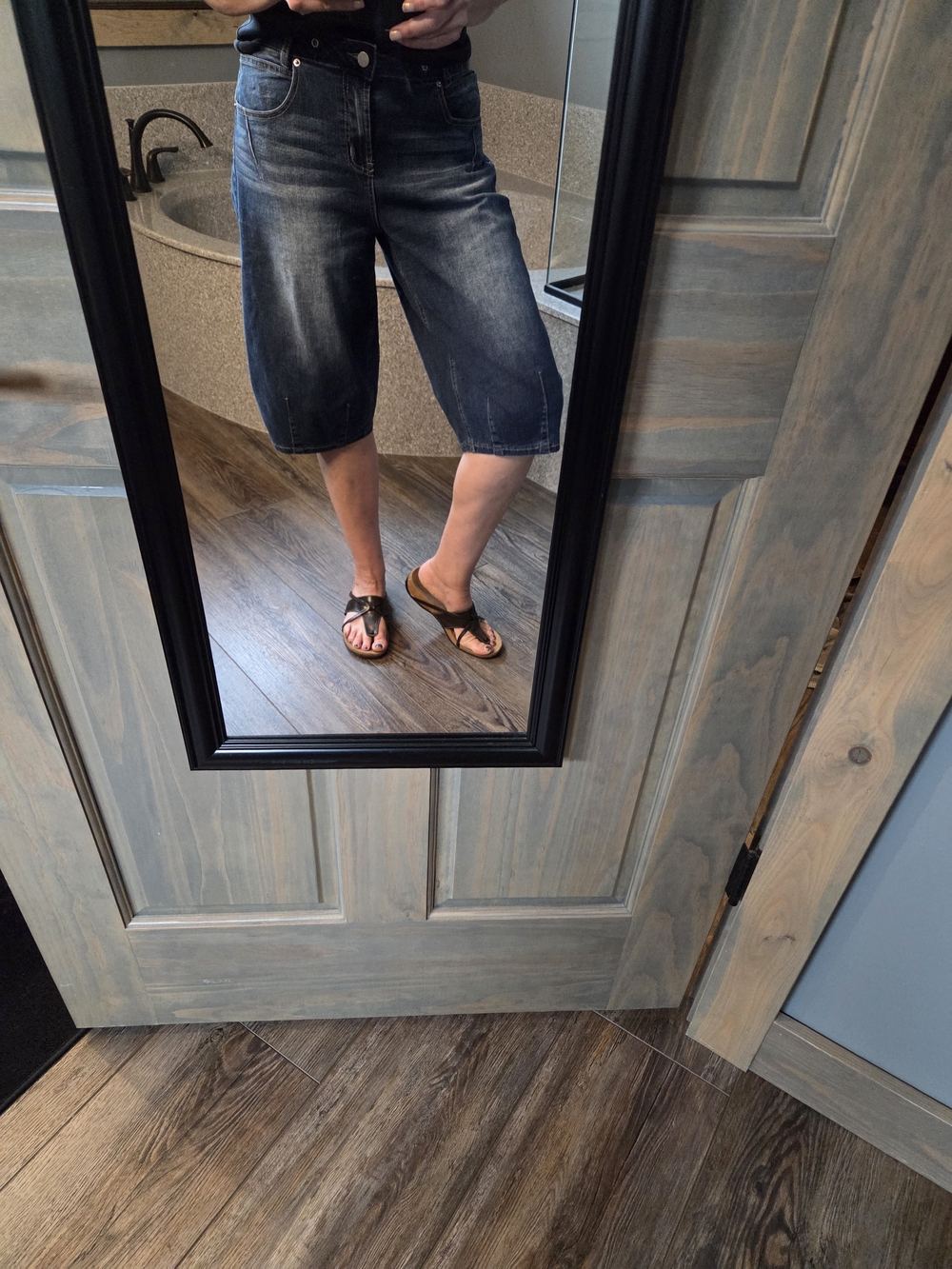 Classic Dark Wash Denim Cropped Jeans - Women